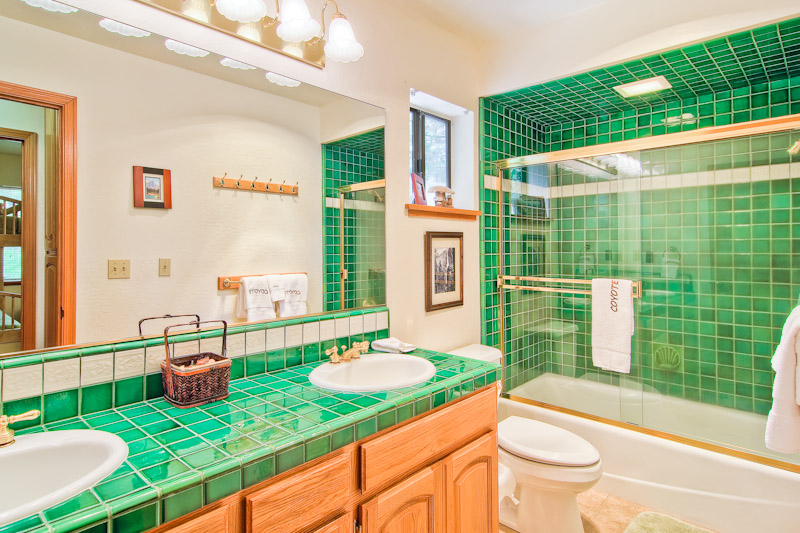 Scenic Wonders has Yosemite cabins available for rent.